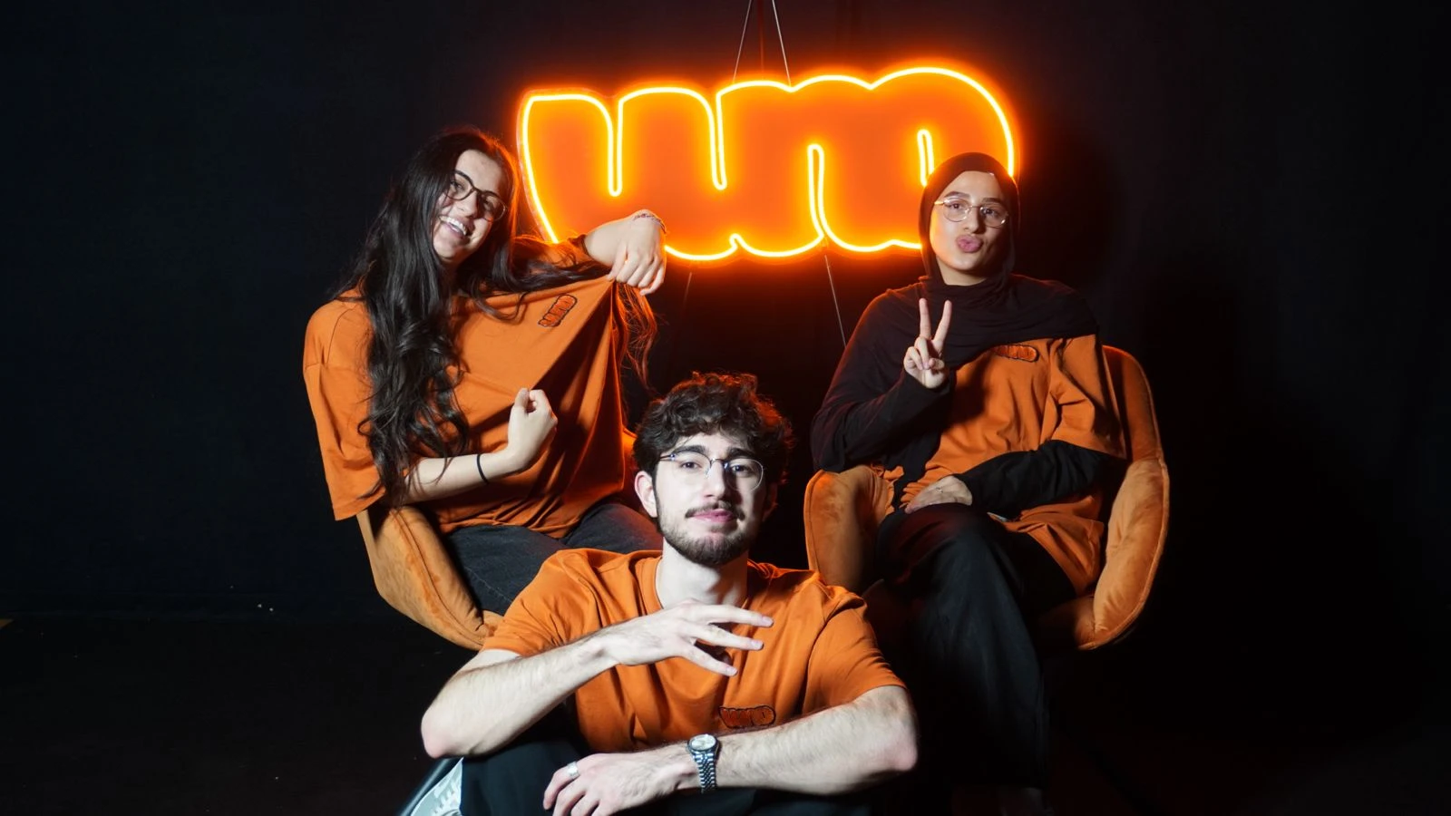 Die VUNO-Crew vor dem Neonschild